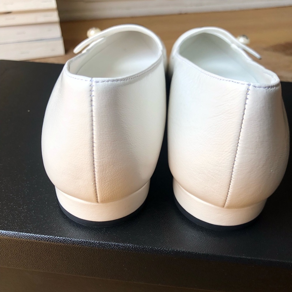 Chanel White and Black Point-Toe Mary Jane Flats G45763 size 39 NIB $1200 - Picture 4 of 10